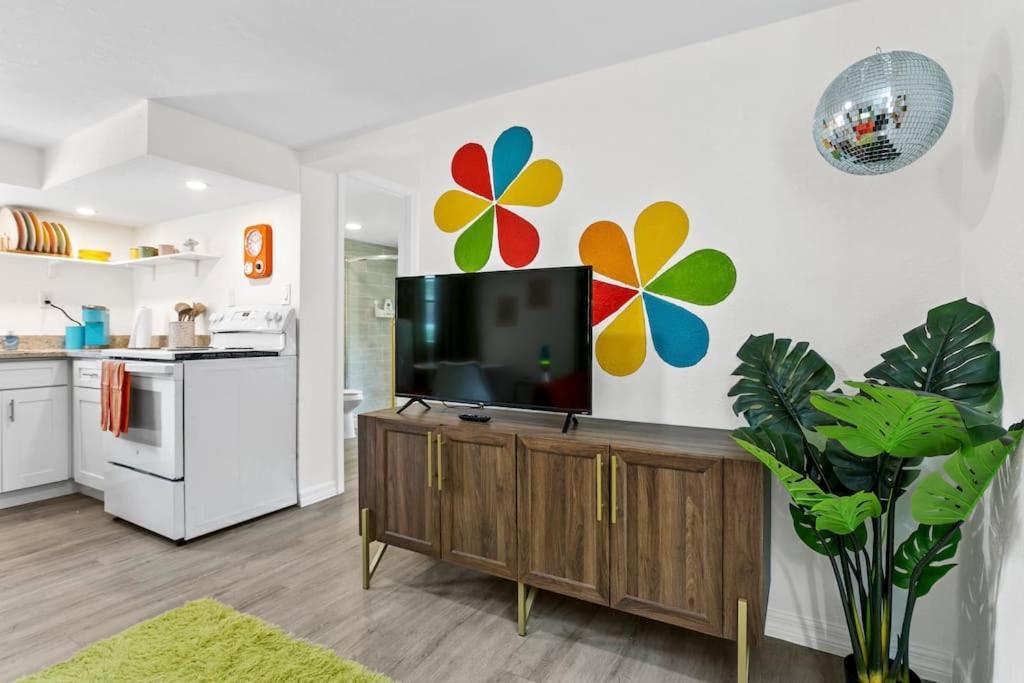 That 70'S Themed Apt Close To Coffee, Food + Shops تامبا المظهر الخارجي الصورة
